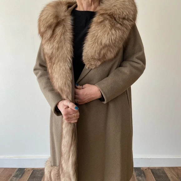 Sophisticated Tan and Brown Cape/Coat with Luxurious Fur Accents